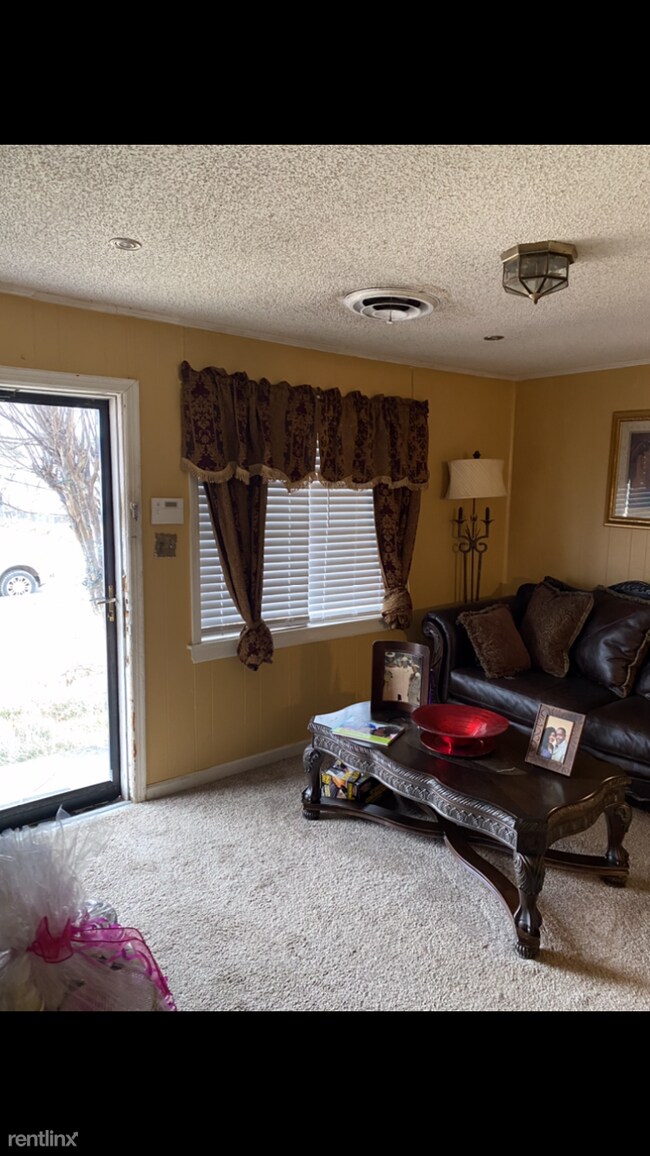 Building Photo - 3 br, 2 bath House - 300 Eastview St