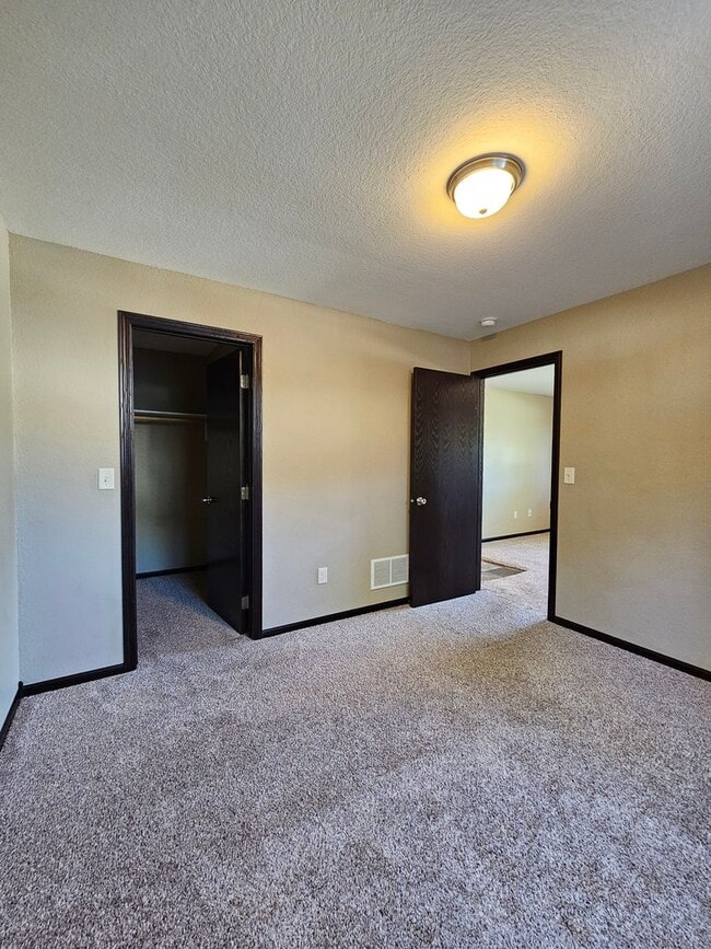 Building Photo - 4 BEDROOM | 3 BATH | TOWNHOME | GARAGE | WEST SIDE