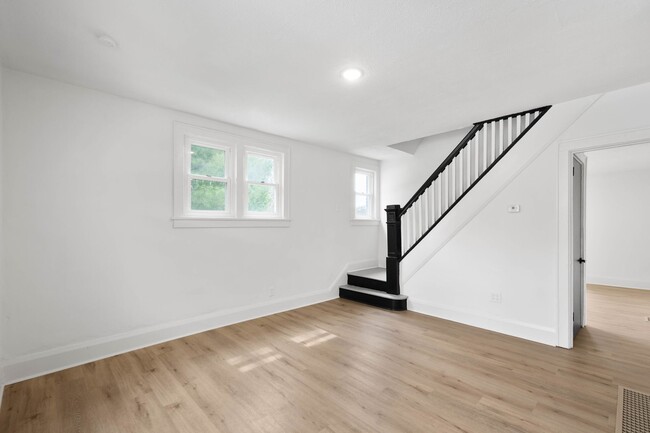 Building Photo - MOVE IN READY FOR MID-OCTOBER! RENOVATED 2...