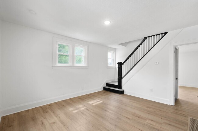 Building Photo - MOVE IN READY FOR NOV 1ST!! RENOVATED 2-BE...