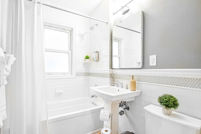 Building Photo - Charming 2-Bedroom Main Floor Home in South Minneapolis