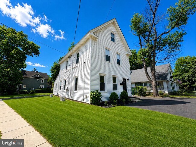 Building Photo - 102 Montgomery Ave