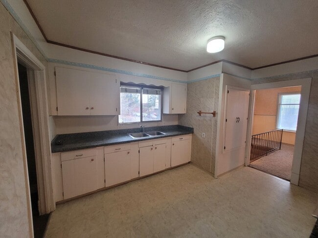 Building Photo - Spacious 2bd / 1Bath home in the Perry District!