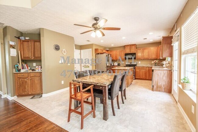 Building Photo - Charming 4-Bedroom Home for Rent in Prime ...