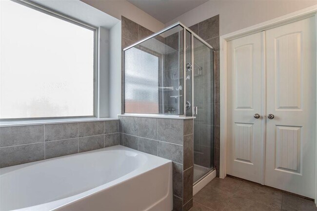 Building Photo - 352 S Brook Dr