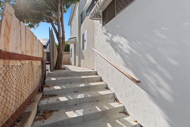 Building Photo - Private balcony + private patio!