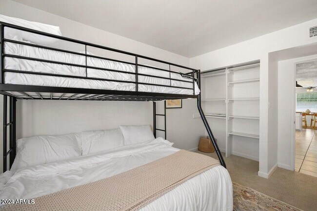 Building Photo - 3915 E Larkspur Dr