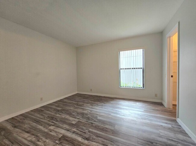 Building Photo - Waterfront home for RENT! 4 bed/2.5 bath