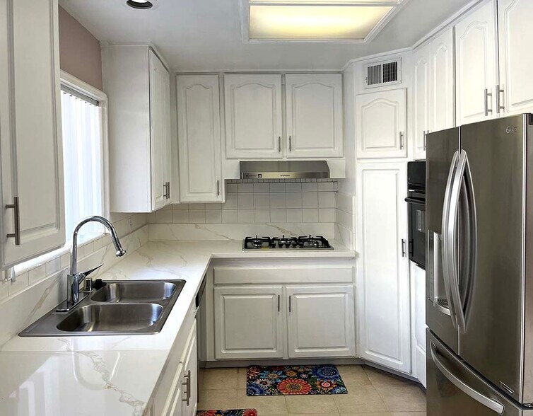 Kitchen - 5266 Lindley Ave