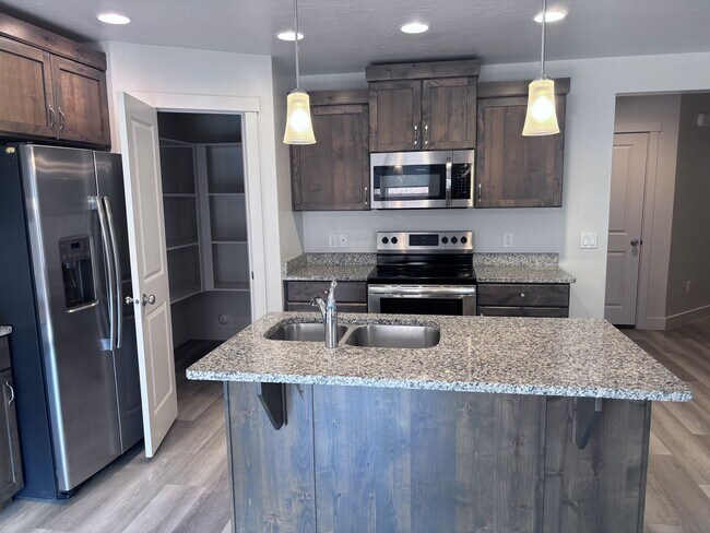 Building Photo - 3 bed / 2.5 bath / 2-car with washer/dryer/fridge 2019 built END UNIT!