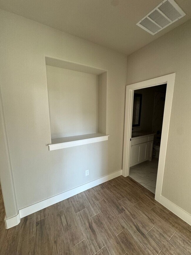 Building Photo - 3/2/2 - FIREPLACE - MUDROOM - GODLEY ISD
