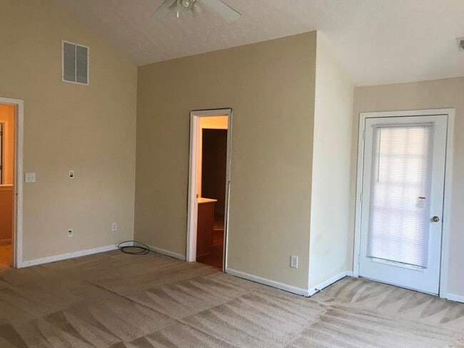 Building Photo - Spacious and Beautiful 3 Bedroom Home