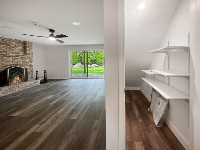 Building Photo - Gorgeous and newly renovated townhouse-sty...