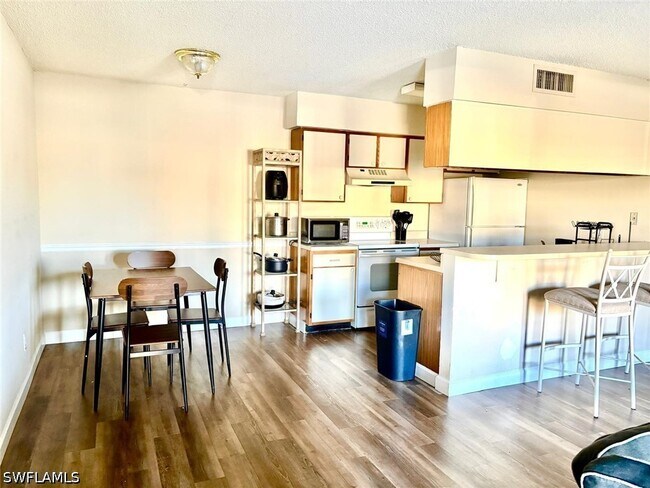 Building Photo - 5315 Summerlin Rd