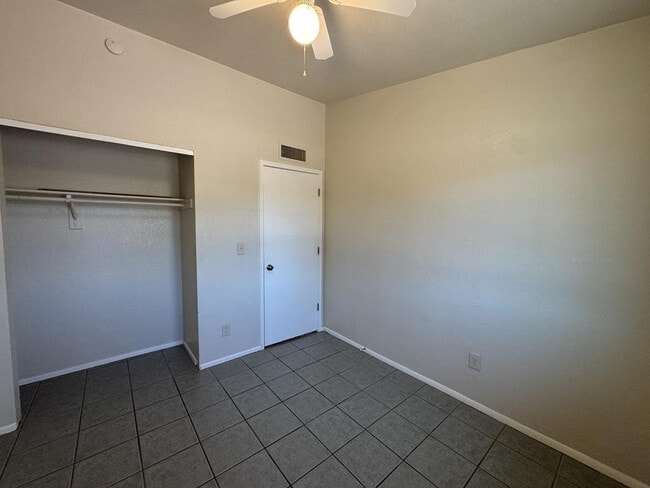 Building Photo - 1205 E Cottonwood Dr