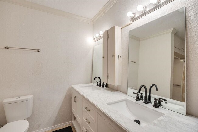 Building Photo - 205 Lincoln St