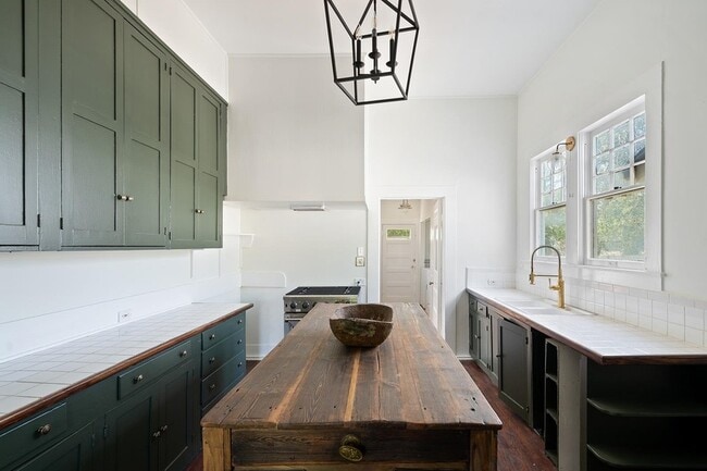 Building Photo - 603 E Losoya St