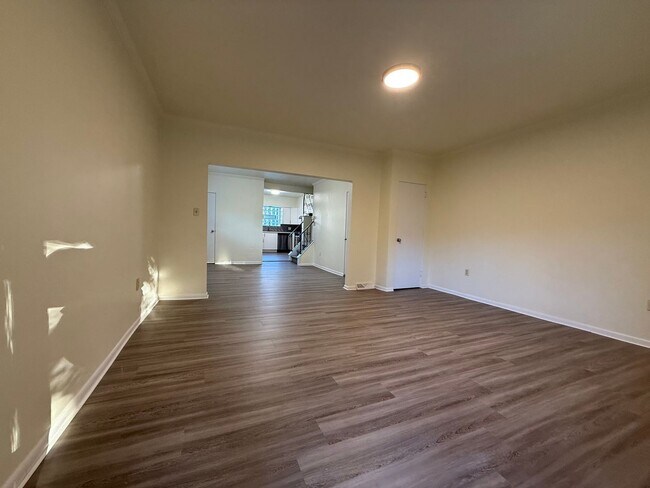 Building Photo - Newly updated 2BR house with yard, off str...