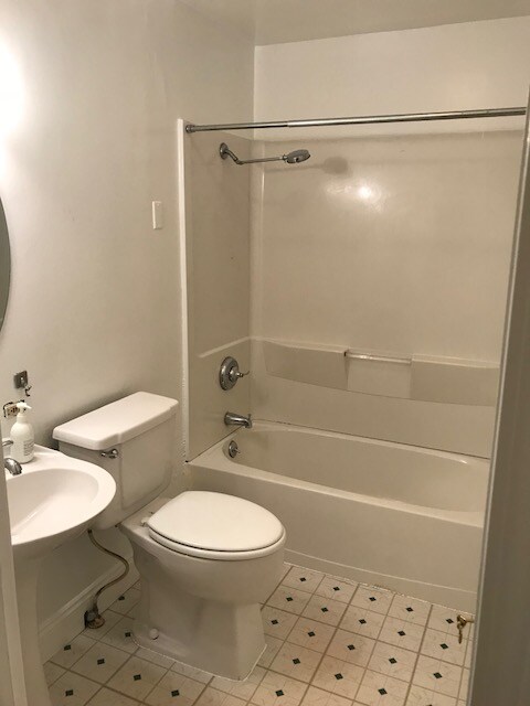 Building Photo - 228 W Nelson St