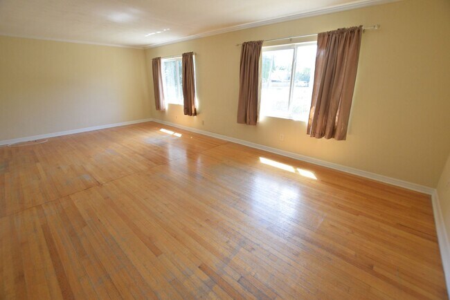 Building Photo - Charming 3-Bedroom Home with Huge Fenced Y...