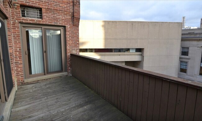 Building Photo - 67 St Germain St