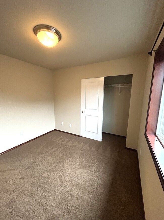 Building Photo - Spacious 4 bedroom 2.5 bath in Arlington with RV Parking