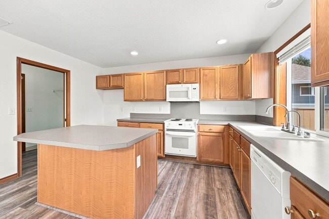 Building Photo - 3203 NE 171st Ave