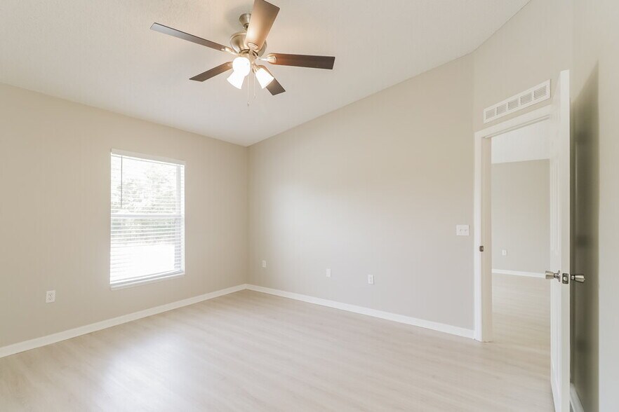 Building Photo - 926 Vanderbilt Dr