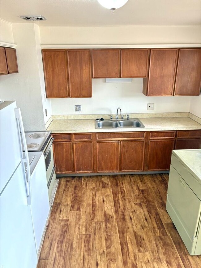 Building Photo - Upper Level 2 Bedroom 1 Bath Duplex Unit in Central Loveland, CO