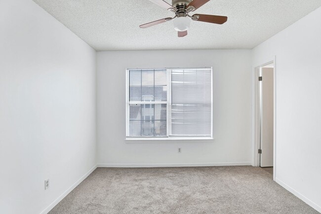 Building Photo - Spacious 2 Bed/2.5 Bath Townhome with 1 Ca...