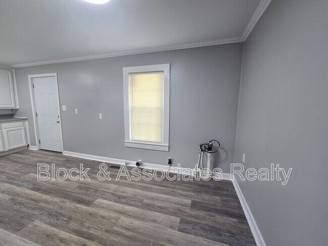 Building Photo - 909 Gaines Ave