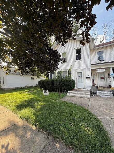 Building Photo - 621 1/2 East Adams Street, Right side