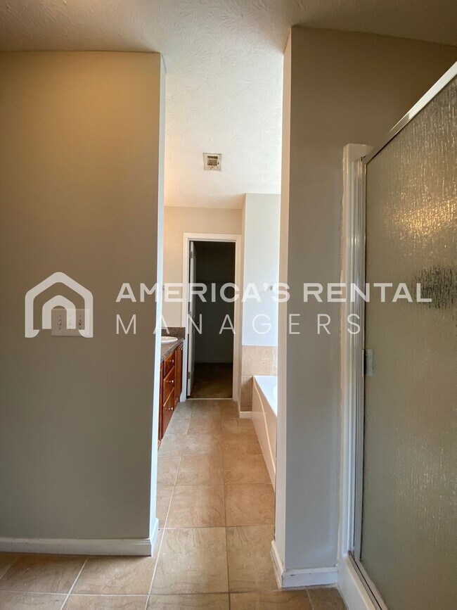 Building Photo - Home for Rent in Montgomery with Fenced in Backyard!!! New LVP Flooring! View with 48 Hours Notic...