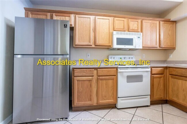 Building Photo - GREAT LOCATION-  3 Bedroom- LOOK!