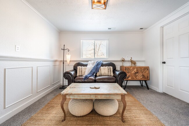 Building Photo - Beautiful updated 4 bed 2 bath Widefield h...