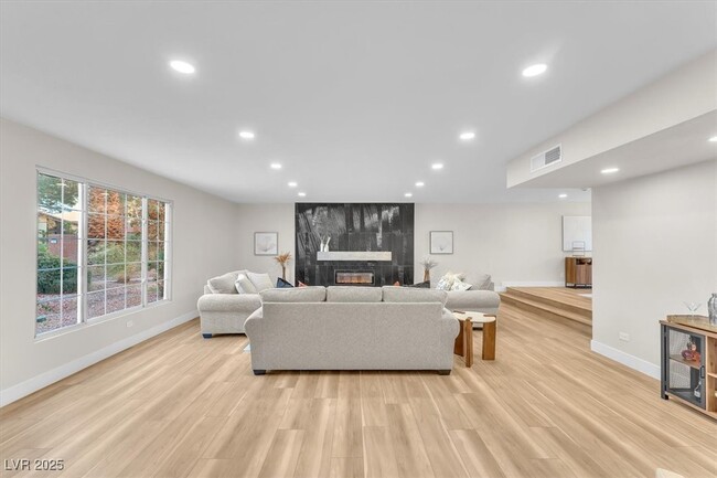 Building Photo - 2868 Vista Del Sol Ave