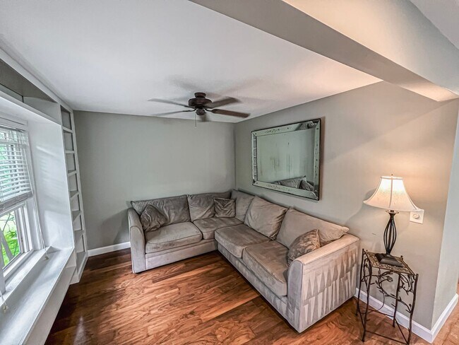 Building Photo - Bright And Relaxing 2 Bed 2 Bath Partially Furnished Home in Beautiful Franklin Farm Foundation