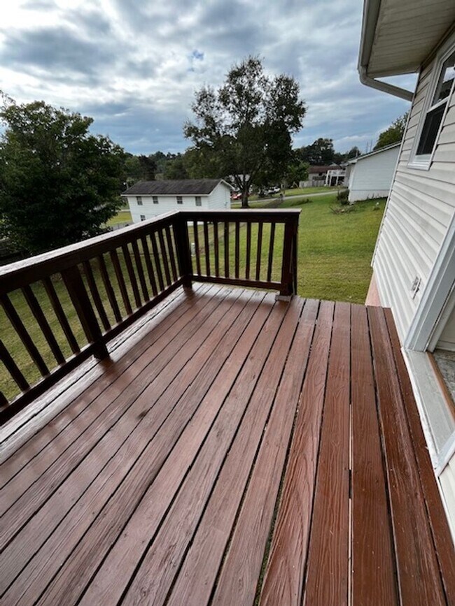 Building Photo - 4 Bedroom 2.5 Bath House with Garage and B...