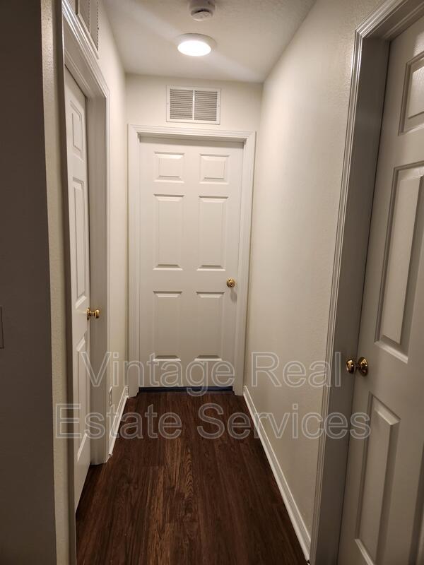 Building Photo - 9333 Stone River Pl