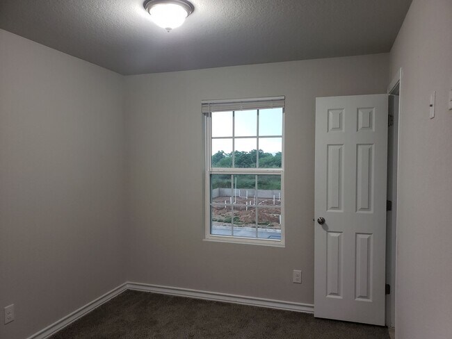 Building Photo - Town home for rent
