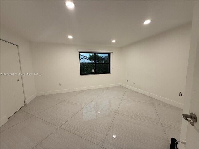 Building Photo - 9405 Fontainebleau Blvd