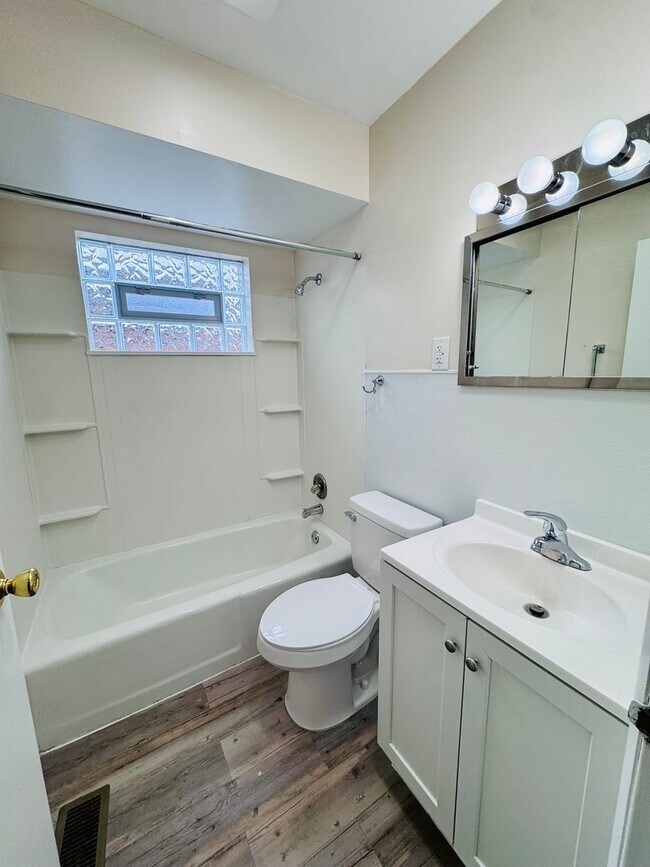 Building Photo - 1609 Orchard St