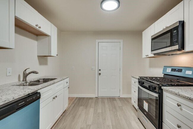 Building Photo - Charming Lease Opportunity in a Convenient Dallas Location!