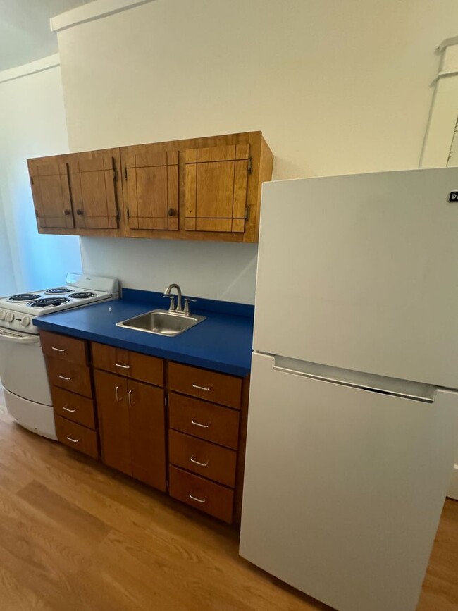 Building Photo - 1 bed/1 bath unit in triplex located in de...