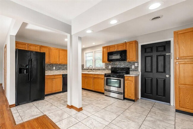 Building Photo - 138 Banneker Dr