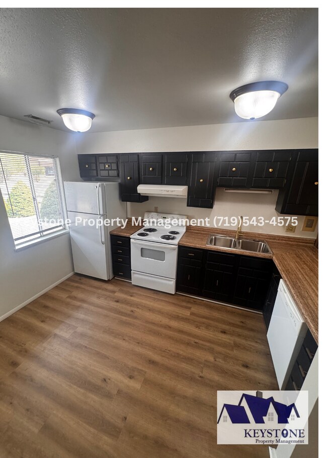 Building Photo - Updated 2 Bedroom Belmont Townhome with Attached Garage & Fenced Yard $1300/$1300