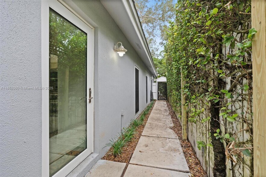 Building Photo - 2558 Trapp Ave