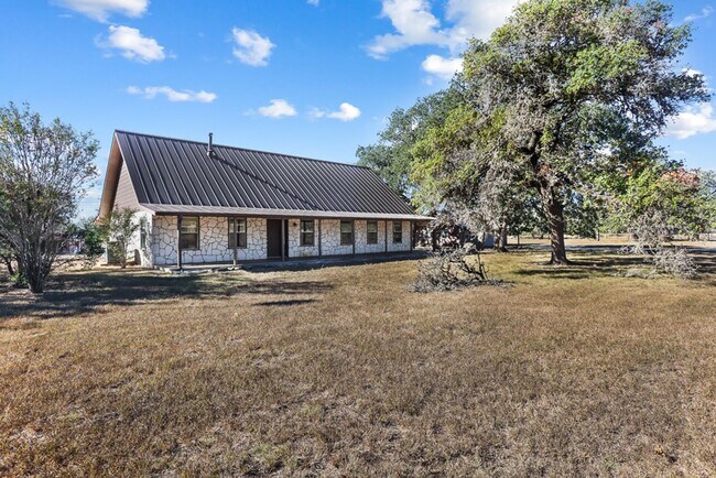 Building Photo - Hill Country Retreat