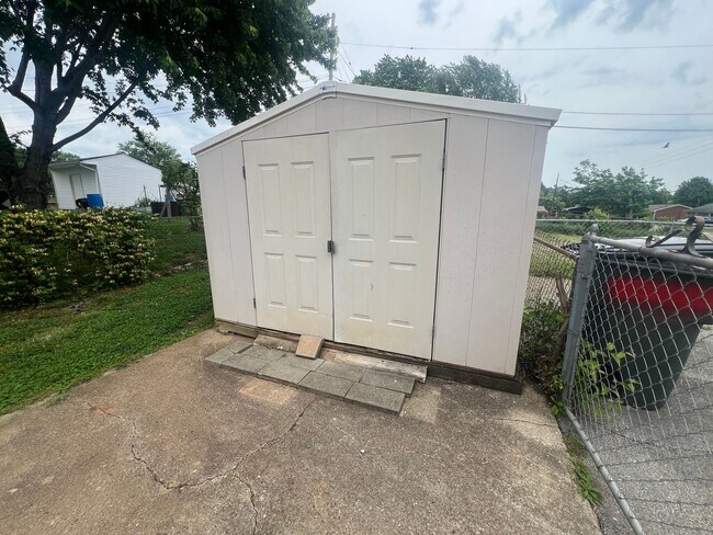 Building Photo - 811 Cedarcrest Dr