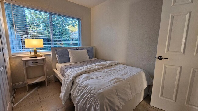 Building Photo - 436 NE 25th Ave